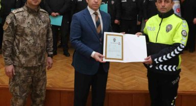 Vali Bakan'dan 47 polise başarı belgesi