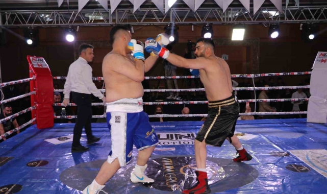 Vanlı boksör İranlı rakibini 2. raundda yere serdi