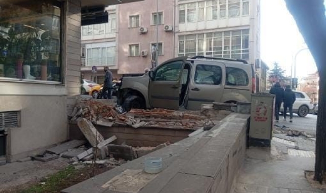 Virajı dönmeye çalışan sürücünün çarptığı otomobil direğe vurarak durabildi