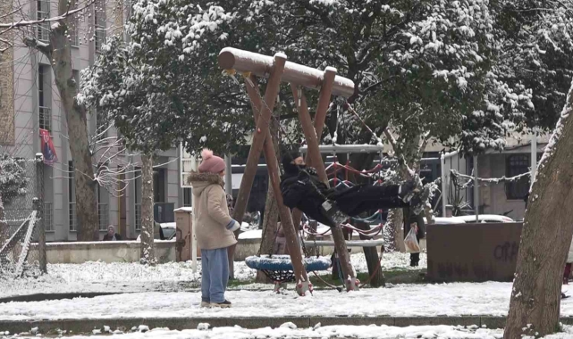Yalova kent merkezinde kar yağışı etkili oluyor