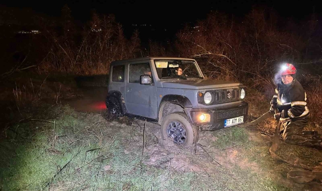Yalova'da cipleri çamura saplanan 2 kişi kurtarıldı