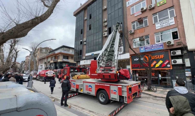 Yalova'da iş hanında çıkan yangında 2 kişi dumandan etkilendi