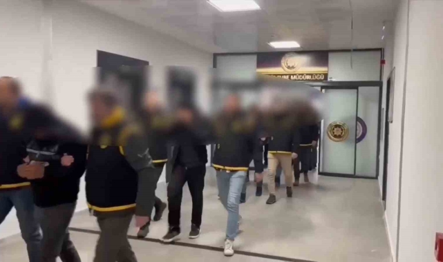 Yalova'da kendilerini polis-savcı olarak tanıtarak 35 milyon lira dolandıran 5 kişi tutuklandı