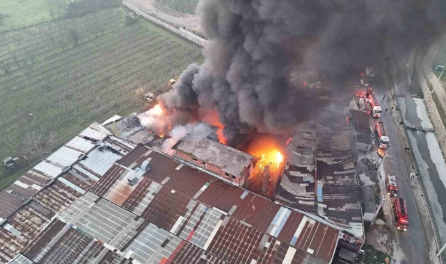 Yanan geri dönüşüm fabrikası ruhsatsız çıktı