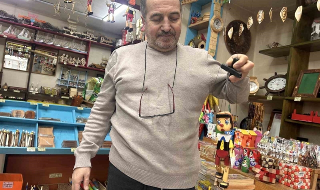 Yaptığı ahşap oyuncaklarla çocuklara geçmişi yeniden yaşatıyor