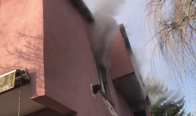 Yatak odasında yangın çıktı: 2 kişi dumandan etkilendi