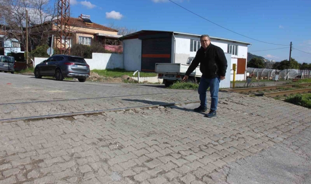 Yıllardır yapılmayan yol, hem çevre sakinleri hem sürücüleri korkutuyor