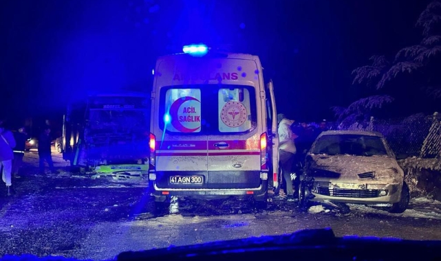 Yolcularla dolu özel halk otobüsü ile kar küreme aracı çarpıştı