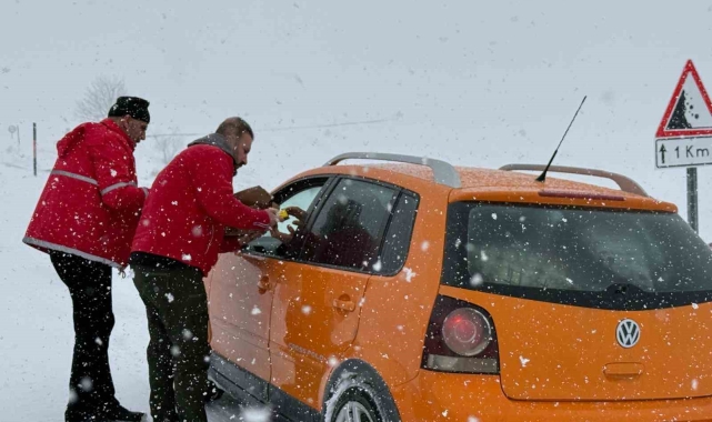 Yolda kalanların yardımına Kızılay ekipleri yetişti