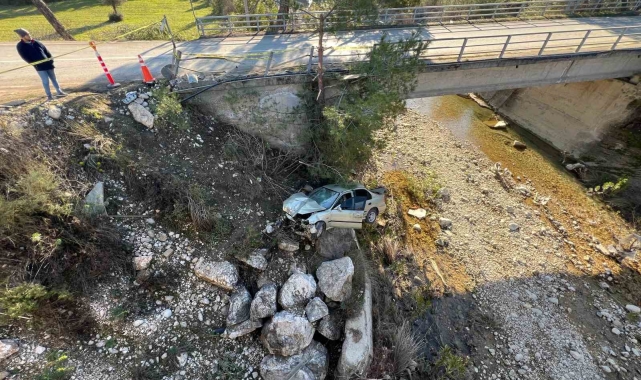 Yoldan çıkan otomobil, köprüden uçtu: 1 ölü