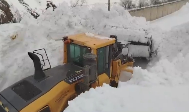 Yüksekova'da 3 metreyi geçen kar tünellerinde çalışma