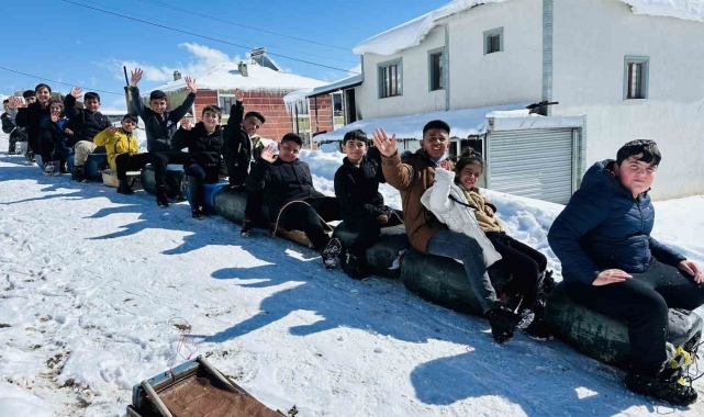 Yüksekova'da çocuklar bidonla kaymanın keyfini çıkardı