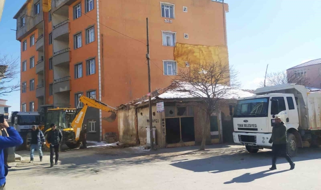 Yunak'ta metruk binaların yıkımına başlandı