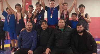 Yunusemre'nin minik güreşçileri Uşak'ta 8 madalya kazandı