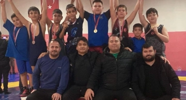 Yunusemre'nin minik güreşçileri Uşak'ta 8 madalya kazandı