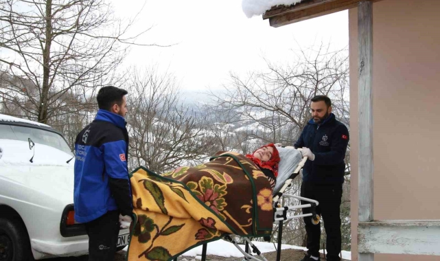 Yürüyemeyen fil hastası kadına ambulans desteği
