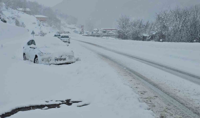 Zonguldak&#039;ta kar yağışı etkisini sürdürüyor, 121 köy yoluna ulaşım sağlanamıyor