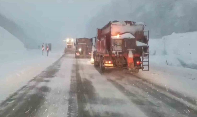 Zonguldak'ta kar yağışı etkisini sürdürüyor, 200 köy yoluna ulaşım sağlanamıyor