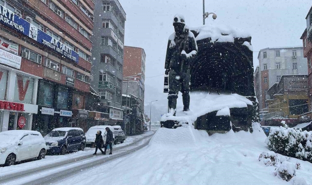 Zonguldak'ta kar yağışı hayatı olumsuz etkiledi, sürücüler zor anlar yaşadı