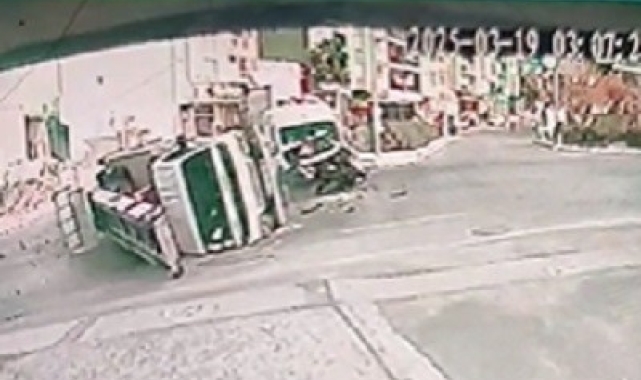 3 aracın karıştığı kaza anı kamerada