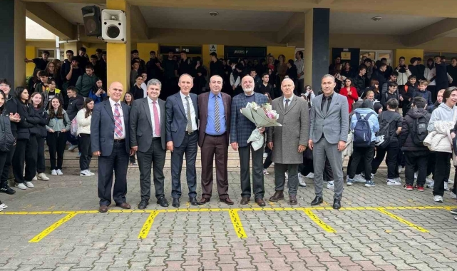 30 yıllık din kültürü öğretmenine duygusal veda: Gözyaşlarına hakim olamadı