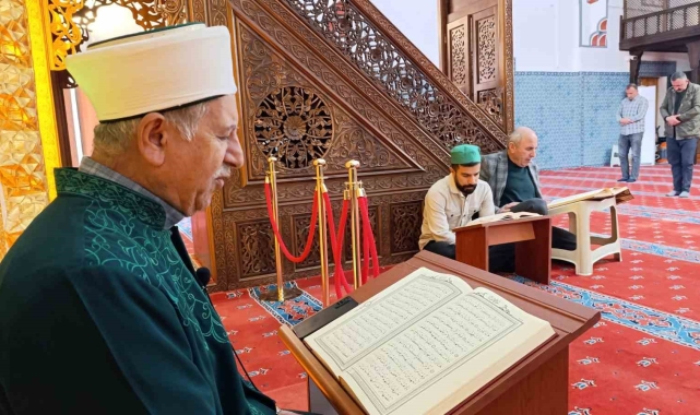 455 yıllık tarihi camide asırlık mukabele geleneği sürüyor
