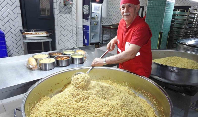 78 yaşında ihtiyaç sahipleri için gönüllü çalışıyor