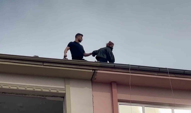 8 katlı binanın çatısına çıkan kadın ikna edilerek aşağı indirildi