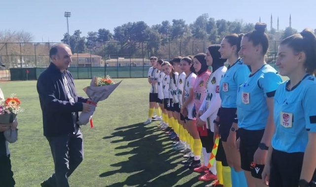 8 Mart'ta kadın hakem ve futbolculara çiçek verildi
