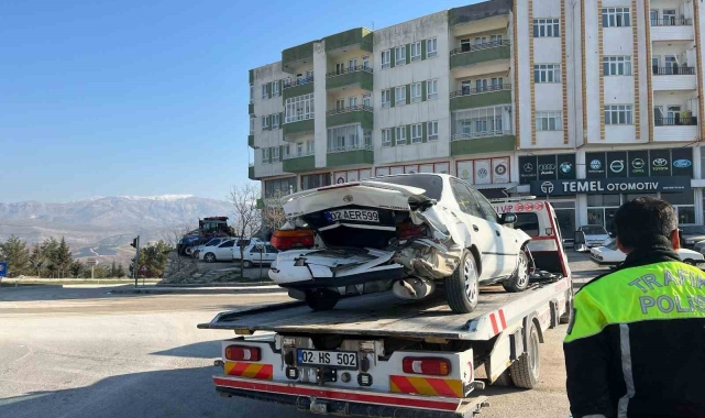 Adıyaman'da 2 otomobil çarpıştı: 2 yaralı
