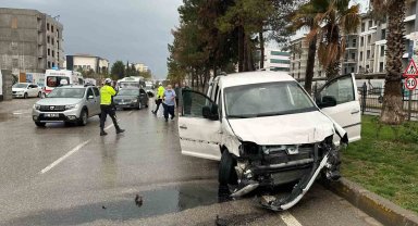Adıyaman'da hafif ticari araç ile otomobil çarpıştı: 7 yaralı