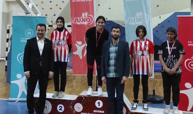 Adıyaman'da yıldız kızlar bilek güreşi yarışları yapıldı