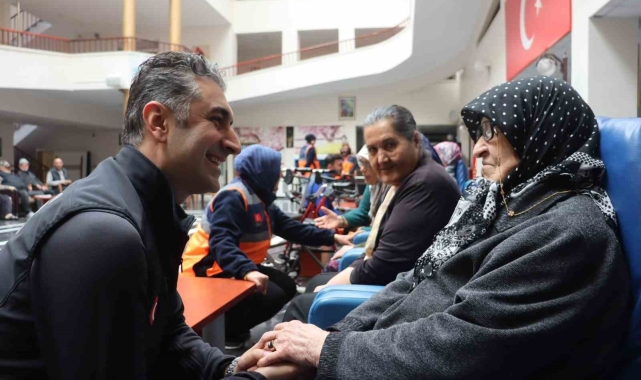 AFAD ekipleri yaşlıların yüzünü güldürdü