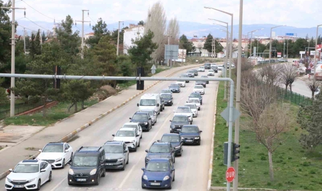 Afyonkarahisar - Antalya kara yolunda bayram yoğunluğu
