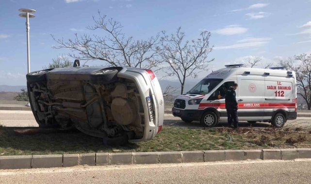 Ağacın sayesinde takla atmaktan kurtulan otomobil yan yattı: 1 yaralı