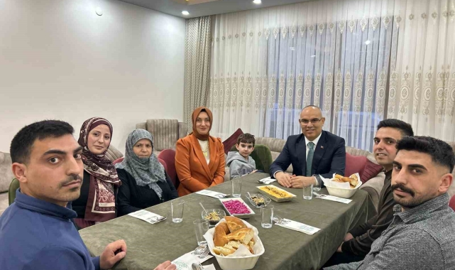 Ağrı Valisi Mustafa Koç, şehit annesi Makbule Doğan'ın iftar sofrasına konuk oldu