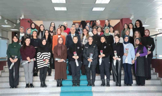 Ağrı Valisi Mustafa Koç ve eşi Neslihan Gül Koç'tan kadın personellere 8 Mart ziyareti