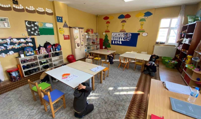 Ağrı'da okullarda deprem tatbikatı ve bilgilendirme çalışmaları yapıldı