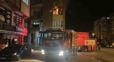 Ağzındaki sigarayla uyuyakalınca evi alev aldı, komşuları yangını üst kattan izledi