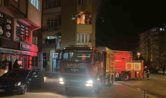 Ağzındaki sigarayla uyuyakalınca evi alev aldı, komşuları yangını üst kattan izledi