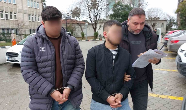 Akaryakıt istasyonunda motosikletteki genci bıçaklayan 2 kişi yakalandı