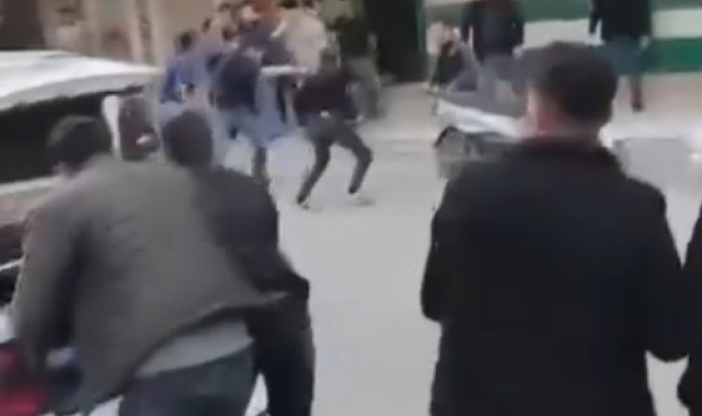 Akçakale'de yol ortasındaki taşlı sopalı kavga kameraya yansıdı