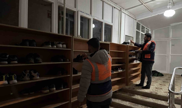 Aksaray'da teravih namazına camiye gelen çocuklara ayakkabıda harçlık sürprizi