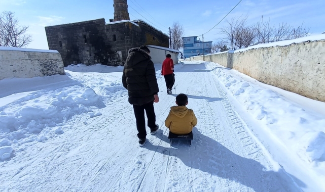 Akyaka'da çocuklar kızaklarla kayarak karın tadını çıkardı
