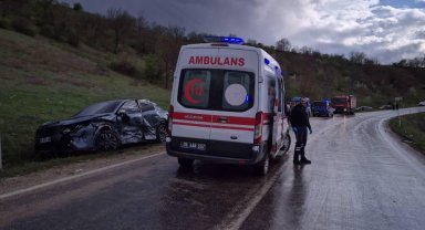 Amasya'da 2 otomobil çarpıştı: 3 yaralı