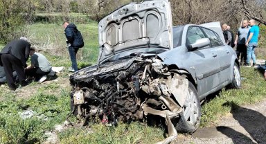 Amasya'da otomobil bariyerlere çarptı: 2 yaralı