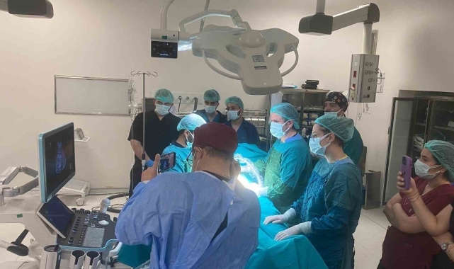 Anne karnında ölen ve yaşayan kardeşler doğum olana kadar birlikte kalacak