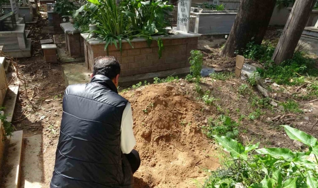 Annesinin mezarında 'rüzgar gülü' görünce şüphelendi, toprağı kazınca dehşete düştü