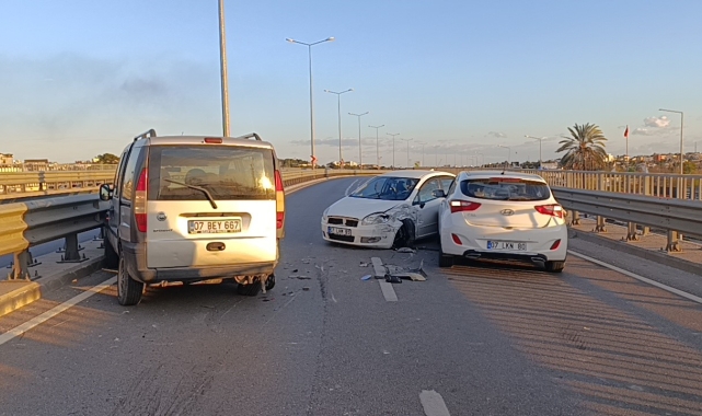 Antalya'da 3 araçlı zincirleme kaza: 2 yaralı