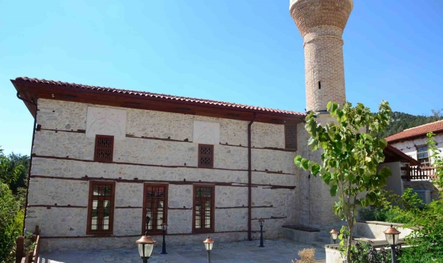 Antalya'da 600 yıllık Sarıhacılar Camisi, restorasyon sırasında alınan eserlerin iadesini bekliyor
